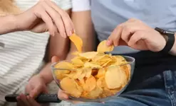 Чипсы, газировка и сладости влияют на мозг как наркотики.webp