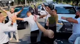 Свадебный кортеж перекрыл дорогу в Самаре ради лезгинки.webp