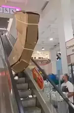 В Санкт-Петербурге сотрудники магазина не учли габариты огромного телевизора.webp