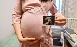 Беременным школьницам будут выплачивать по 150 тысяч рублей.webp