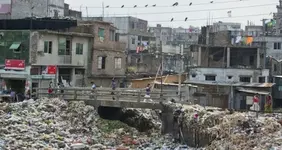 В Дакке когда-то протекала река с чистой водой.webp