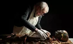 Археологи распилили мумию Тутанхамона, чтобы достать его из гробницы.webp