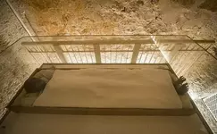 Археологи распилили мумию Тутанхамона, чтобы достать его из гробницы..webp