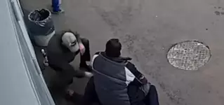 Старый любитель бухнуть украл настойку за 300 рублей и умер при задержании.webp