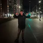 Сверхразум наслушался скандального секс-коуча Алекса Лесли и начал хватать и шлёпать случайны...webp