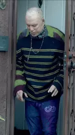 Папарацци сфоткали неузнаваемого Микки Рурка на пороге пока еще его дома в Лос-Анджелесе.webp