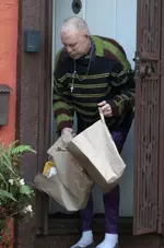 Папарацции сфотографировали неузнаваемого Микки Рурка на пороге пока еще его дома в Лос-Андже...webp