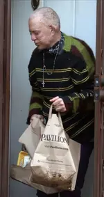 Папарацци, сфотографировали неузнаваемого Микки Рурка на пороге пока еще его дома в Лос-Андже...webp