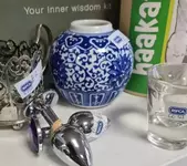 Одна жительница Северного Йоркшира, Англия, прогуливаясь по благотворительному магазину.webp