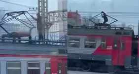 На станции «Лихоборы» молодой зацепер забрался на крышу электрички.webp