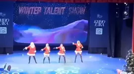 Девушки исполнили откровенный танец перед детишками на семейной ёлке.webp