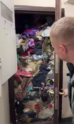 Москвичка превратила квартиру в башню из мусора и живёт там с кучей кошек.webp