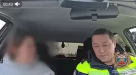 Пьяная автоледи обрушилась с проклятиями на сотрудника ГАИ, который её задержал.webp