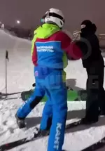 В Москве лыжный патруль напал на посетителей за то, что те помогли встать ребёнку.webp