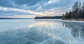 Шанс, что мотоциклист собьет тебя во время прогулки по льду мал, но никогда не равен нулю.webp