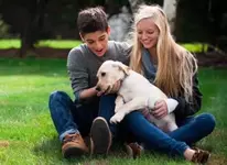 Парни, гуляющие с собакой.webp