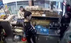 Обезумевший гурман набросился на шаурмиста.webp