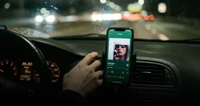 Люди чаще гибнут на дорогах в дни выхода музыкальных хитов, подсчитали ученые из Гарварда.webp