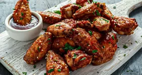 москвичка наелась острых крылышек, запила всё это пивом.webp