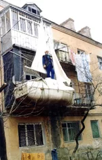 Построил крошечную яхту на балконе своей квартиры.webp