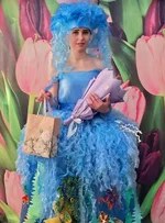 Женщина в костюме из пакетов стала королевой красоты.webp