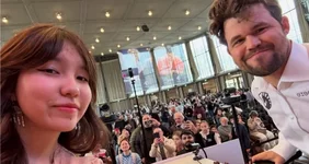 18-летняя шахматистка попросила Магнуса Карлсена сделать с ней селфи..webp